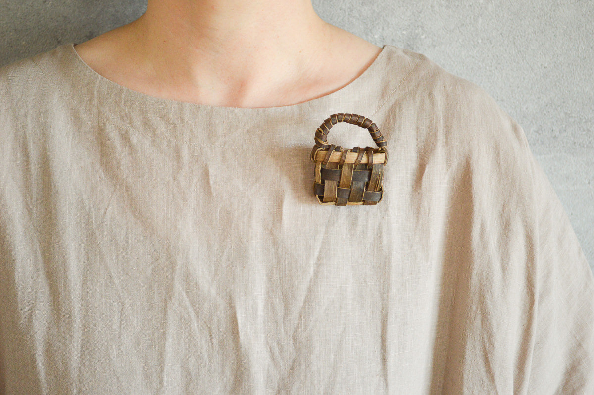 Brooch “Mini Basket Bag” / Walnut Bark / Iwate-JPN 1510612