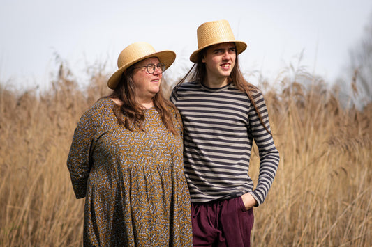 Jeanny and Jefke wearing straw hats, standing together in a reed field / 葦原に立つ、麦わら帽子をかぶったジェニーさんとジェフカさん
