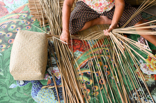 Handweaving Krajood basket fibers in a village in Thailand / タイの村でカチューの素材を手作業で編んでいる様子