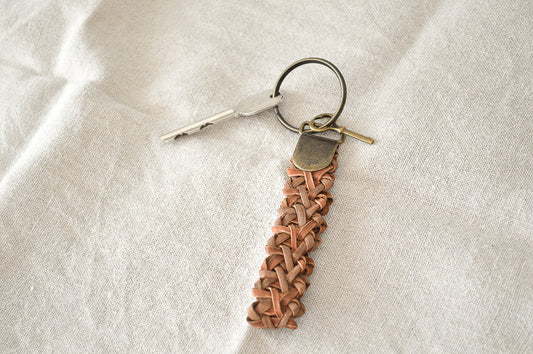 Wild grape key holder with a key / やまぶどうのキーホルダーに鍵をつけた様子