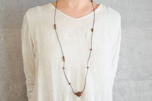 Wild grape long pendant worn on chest / やまぶどうのロングペンダントを身につけている様子