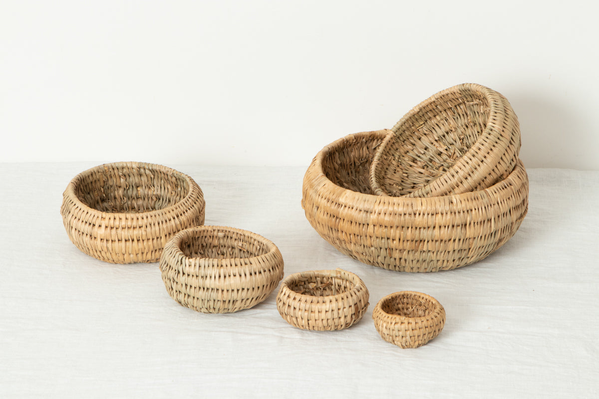 Izumeko rice-straw bowls / 稲わらの飯詰籠を並べた様子