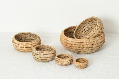 Izumeko rice-straw bowls / 稲わらの飯詰籠を並べた様子