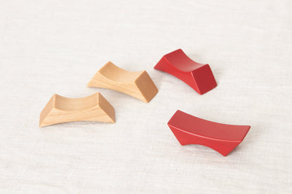 Japanese cherry birch bridge-shaped chopstick rests on fabric / ミズメのブリッジ形箸置きを布の上に置いた様子