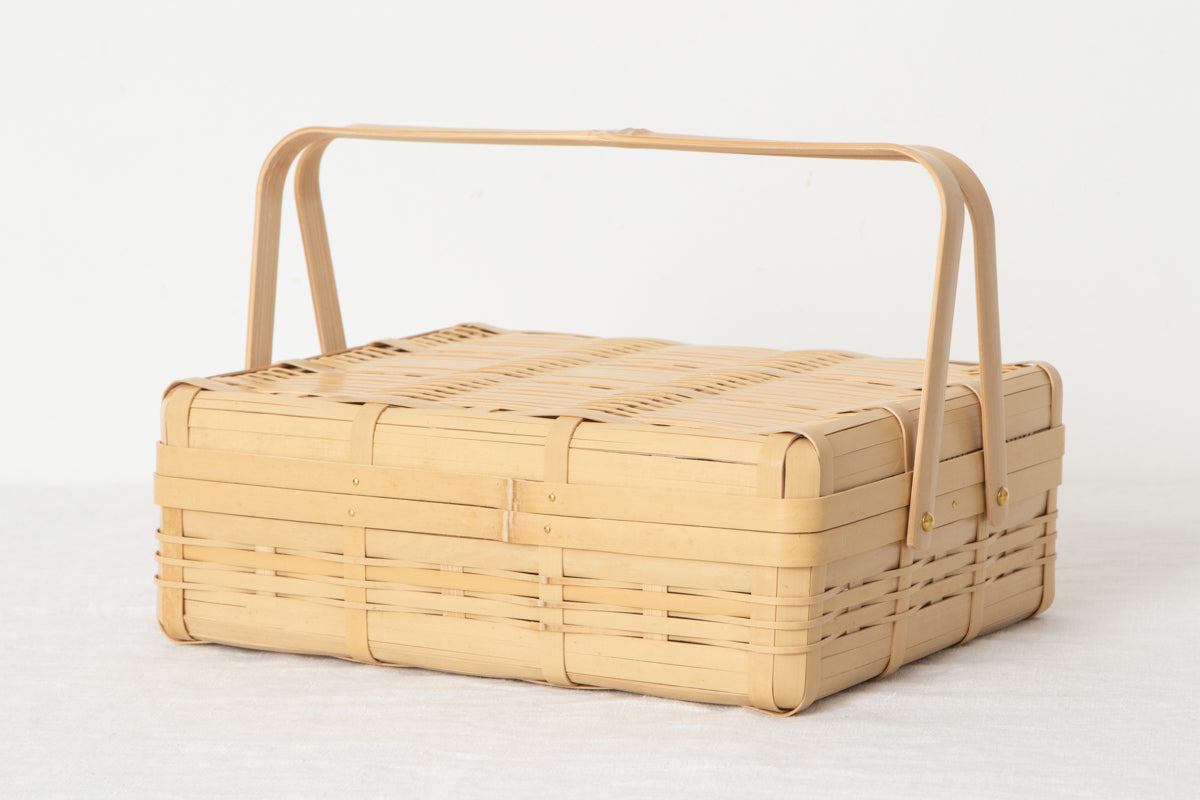 White bamboo handled lunch basket with hinged lid / 白竹の手つき浅型弁当かご（蝶番付き）