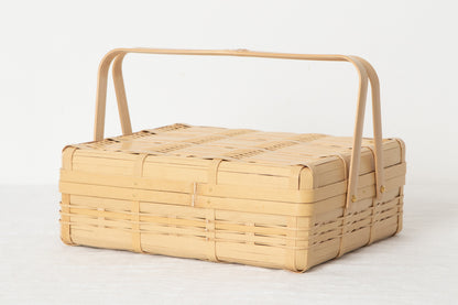 White bamboo handled lunch basket with hinged lid / 白竹の手つき浅型弁当かご（蝶番付き）