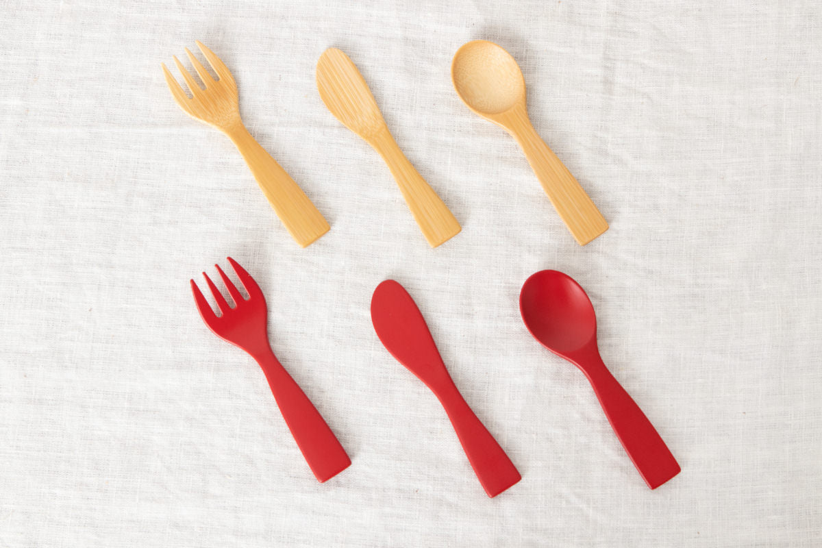 Moso bamboo morning fork, knife, and spoon arranged on fabric / 孟宗竹のMSフォーク・ナイフ・スプーンを布の上に並べた様子