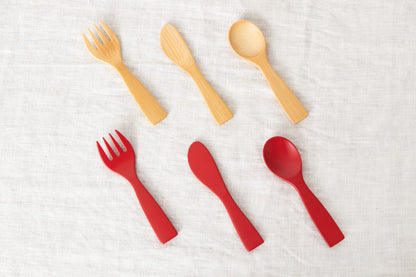 Moso bamboo morning fork, knife, and spoon arranged on fabric / 孟宗竹のMSフォーク・ナイフ・スプーンを布の上に並べた様子