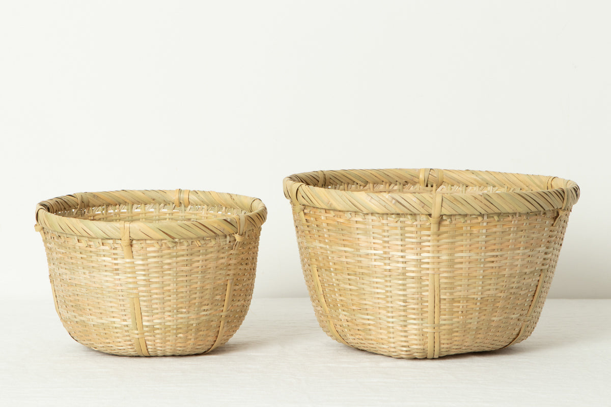 Two sizes of bamboo rice colanders side by side / 竹の米とぎざる2サイズを並べた様子
