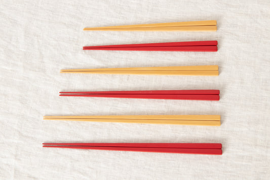 Moso bamboo chopsticks arranged on fabric / 孟宗竹の竹箸を布の上に並べた様子