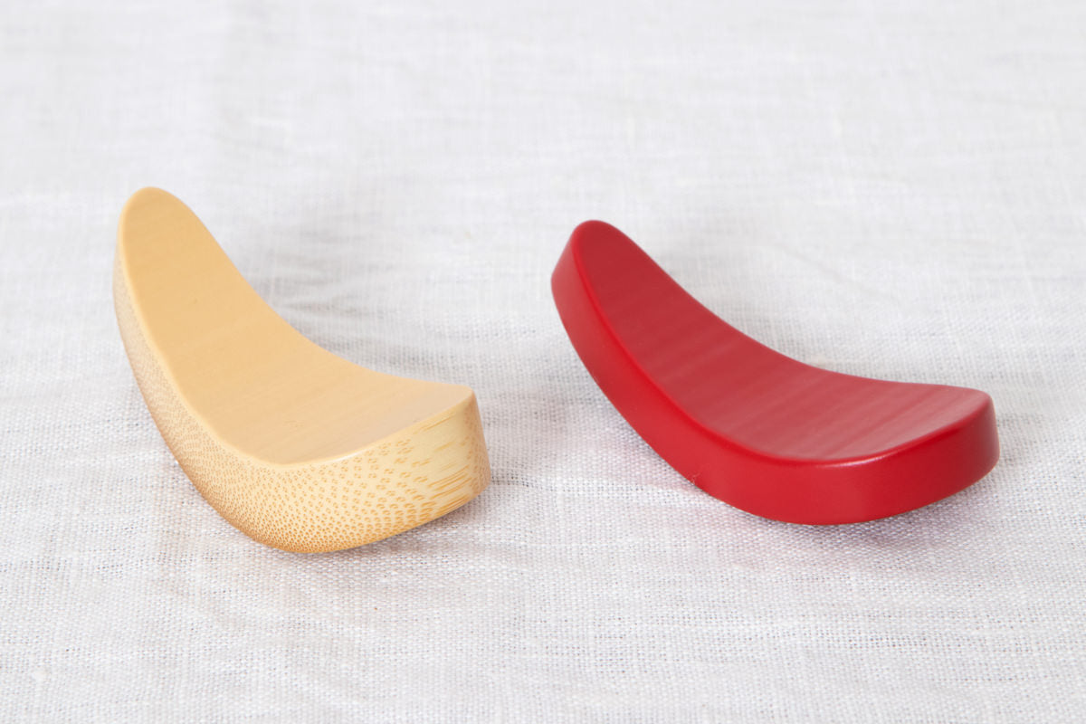 Moso bamboo drop-shaped chopstick rests on fabric / 孟宗竹のドロップ形箸置きを布の上に置いた様子
