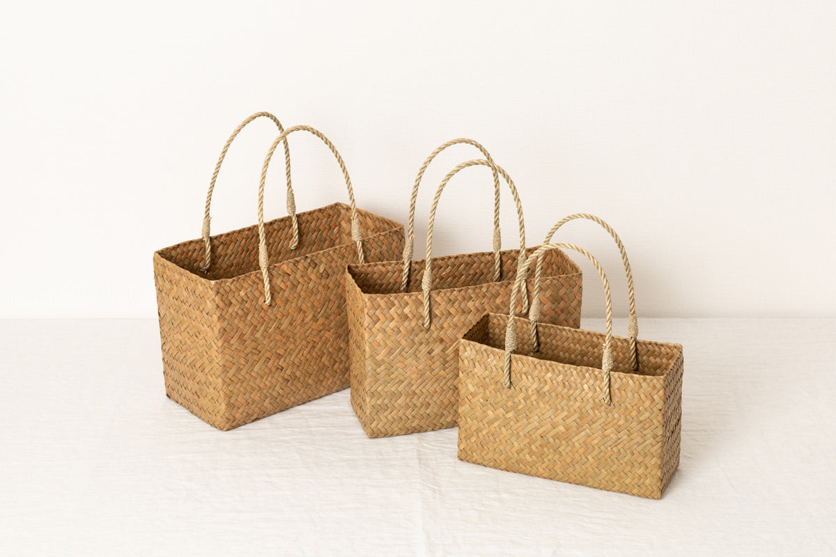 Krajood grass attache-style basket bags in three sizes / カチューのアタッシュ型かごバッグを3つ並べた様子
