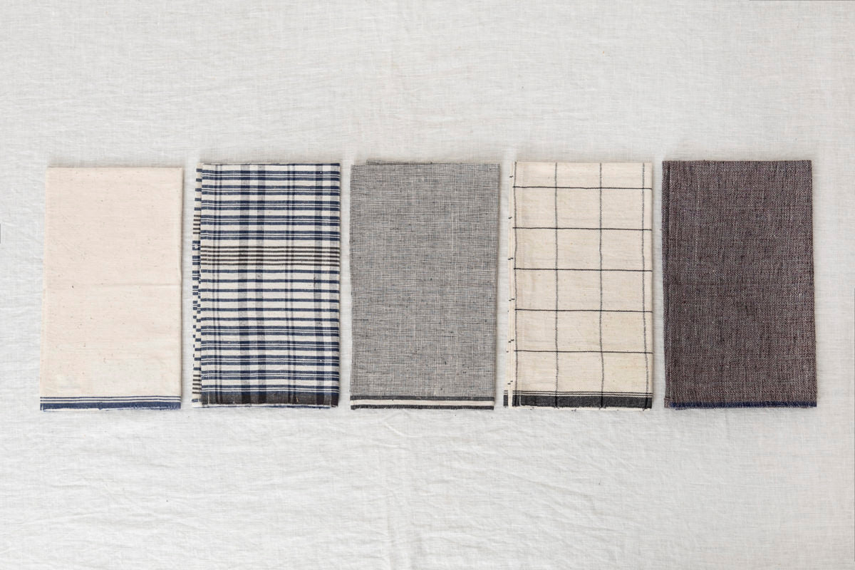 Khadi cotton kitchen towels in assorted patterns / カディコットンのキッチンタオルを並べた様子