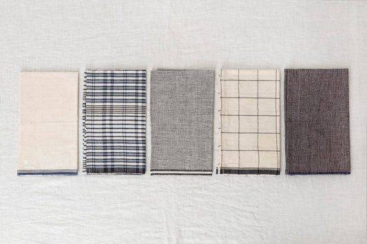 Khadi cotton kitchen towels in assorted patterns / カディコットンのキッチンタオルを並べた様子