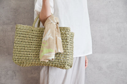 Igusa handbag “Ikago” shallow held in hand / いぐさの手提げ〈いかご〉浅型を手に持っている様子