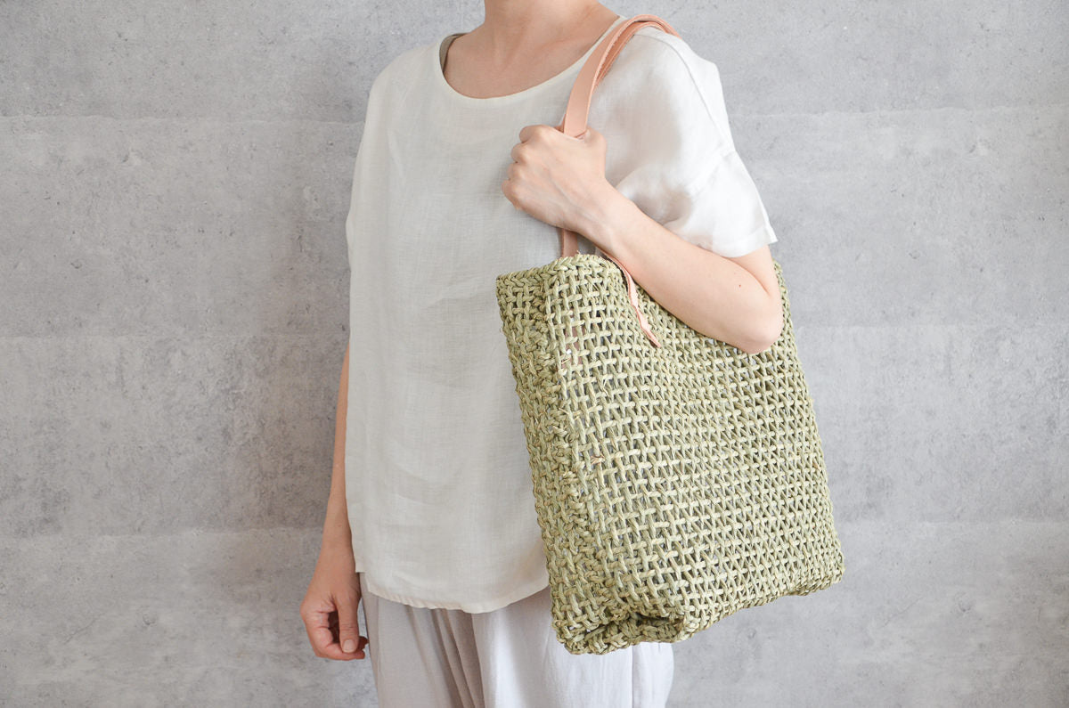 Igusa large tote bag carried on the shoulder / いぐさの大きなトートバッグを肩にかけている様子