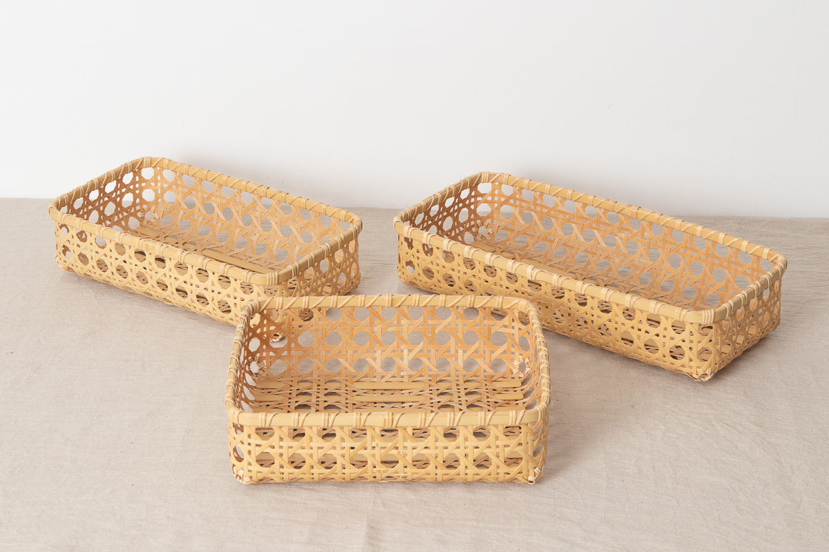 White bamboo organizing baskets “Yatsume Weave” arranged / 白竹の整理かご（八つ目編み）を並べた様子