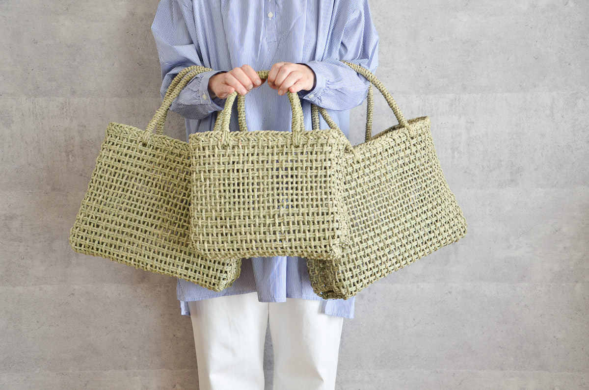 Igusa handbag “Ikago” held in hand / いぐさの手提げ〈いかご〉を手に持っている様子