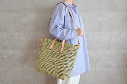 Igusa tote and shoulder bag carried on the shoulder / いぐさのトート＆ショルダーバッグを肩にかけている様子