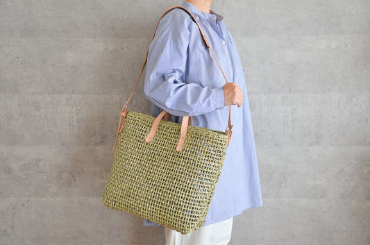 Igusa tote and shoulder bag carried on the shoulder / いぐさのトート＆ショルダーバッグを肩にかけている様子