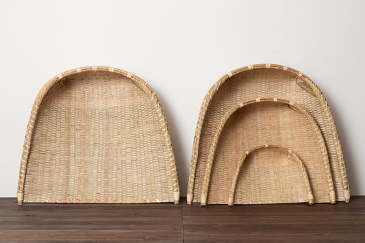 Shinodake and wisteria “Kizumi” winnowing baskets arranged / 篠竹と藤の木積の箕を並べた様子