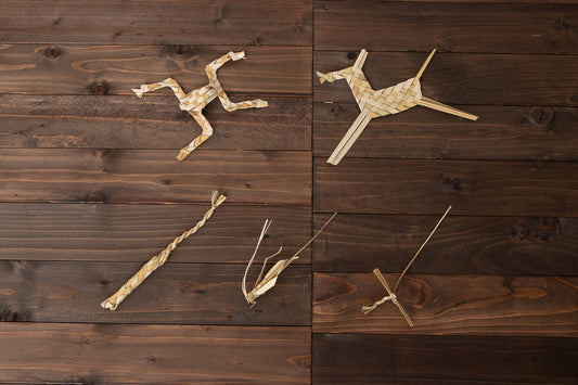 Māni grass toys arranged / マーニの草玩具を並べた様子