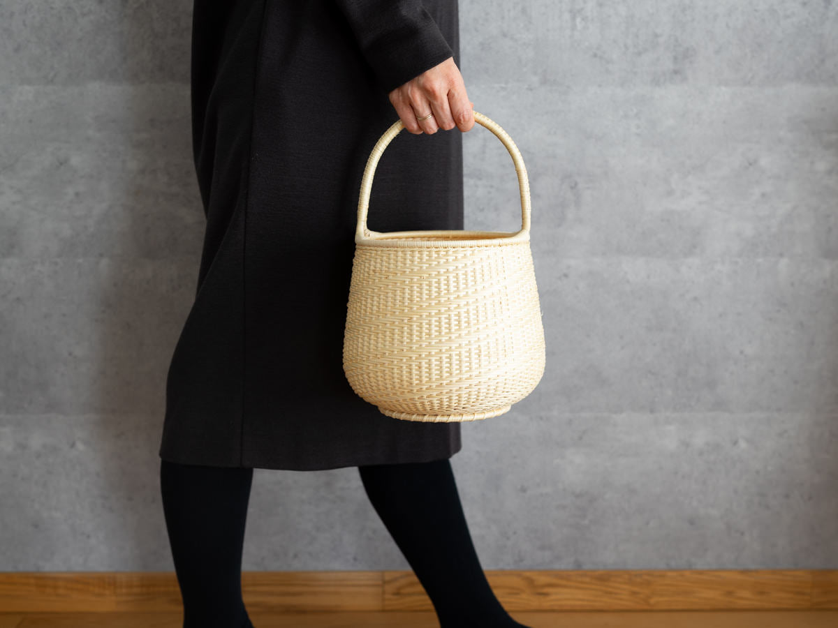 Willow fine-weave round basket “Spiral” being held / やなぎの細編み丸バスケット “Spiral” を手に持った様子
