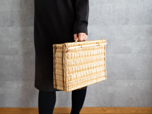 Willow carry-case basket being held / やなぎのキャリーケースバスケットを手に持った様子