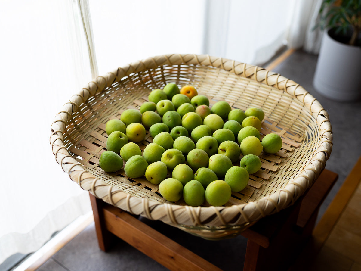 Madake bamboo drying basket with green ume / 真竹の干しざるに青梅を並べた様子