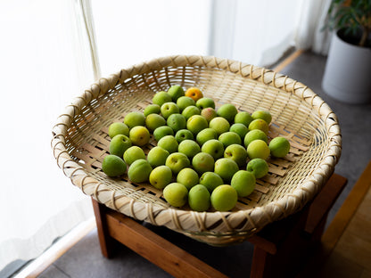 Madake bamboo drying basket with green ume / 真竹の干しざるに青梅を並べた様子