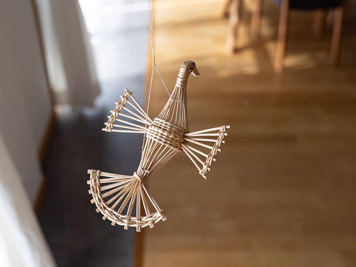 Willow bird mobile hanging from a string / やなぎのバードモビールを吊り下げた様子