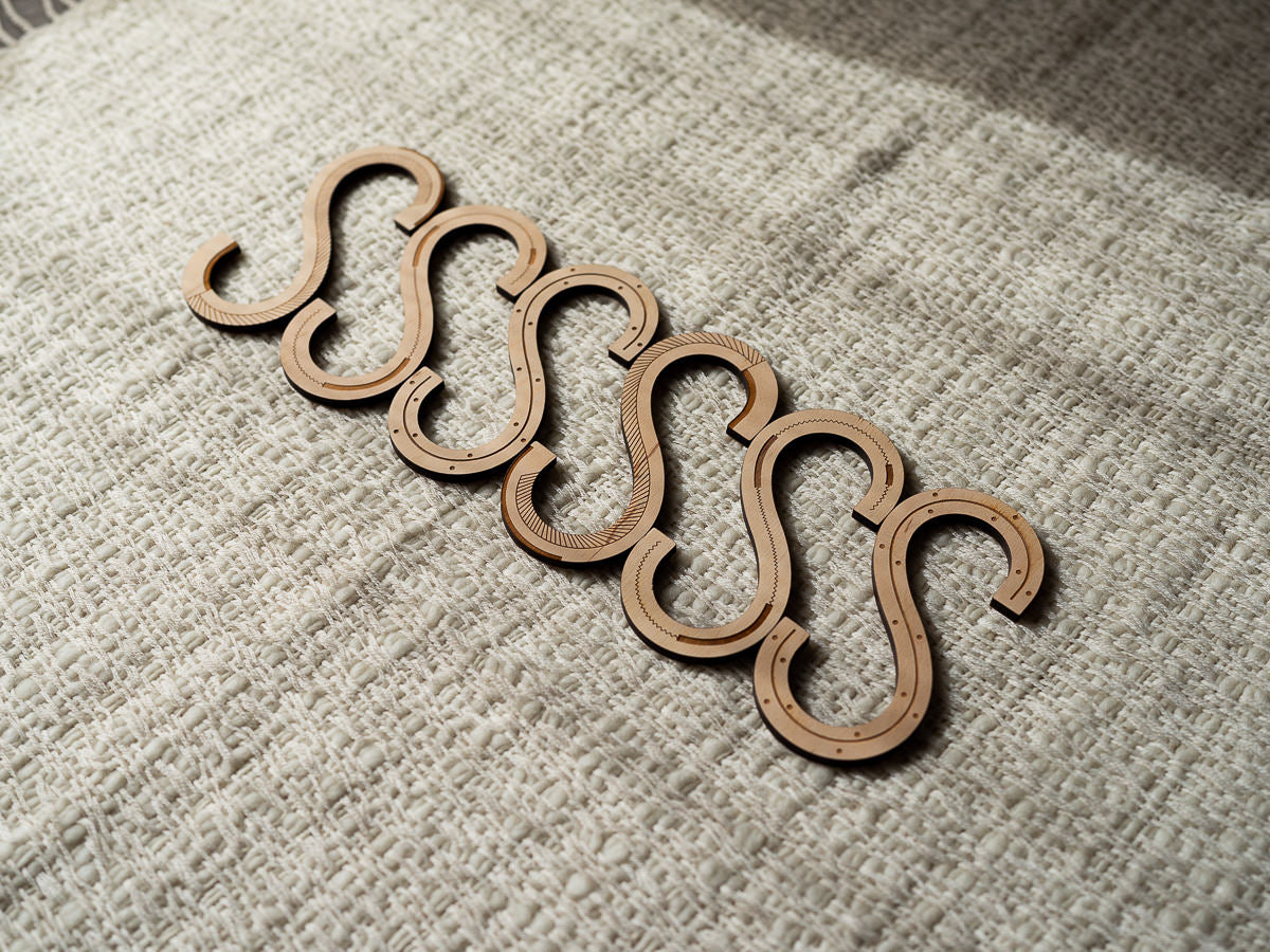 Birch S hooks arranged on a cloth / バーチ材のSフックを布の上に並べた様子