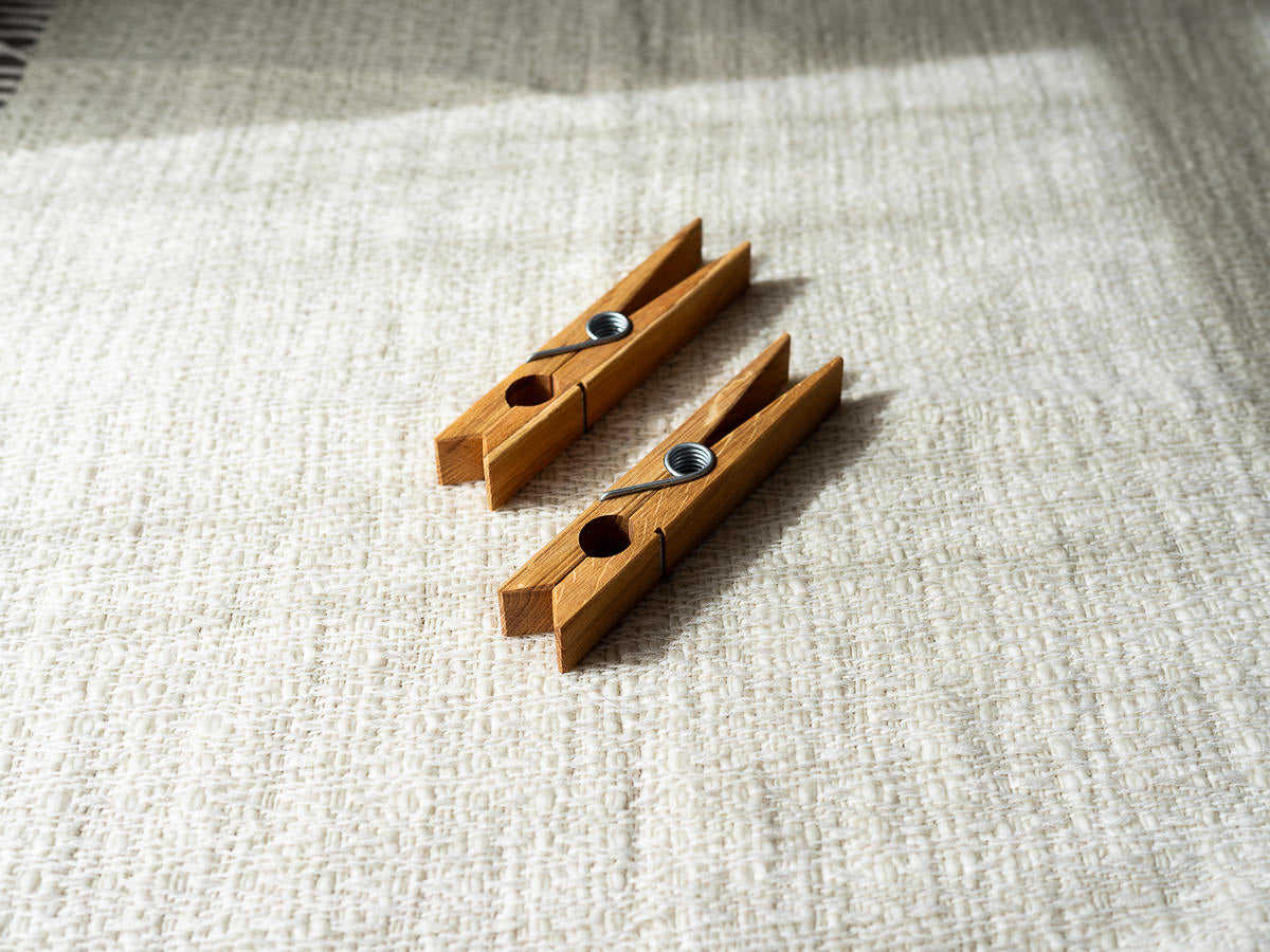 Oak large clothespins placed on a cloth / オークの大きな洗濯バサミを布の上に置いた様子