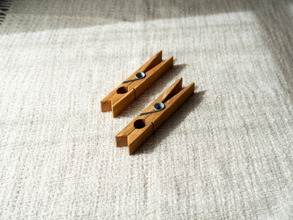 Oak large clothespins placed on a cloth / オークの大きな洗濯バサミを布の上に置いた様子