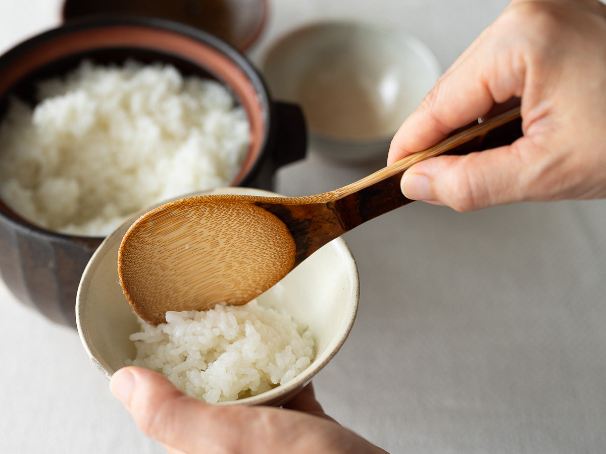 Smoked bamboo rice paddle in use / 炭竹のしゃもじでご飯をよそっている様子
