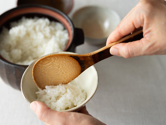 Smoked bamboo rice paddle in use / 炭竹のしゃもじでご飯をよそっている様子