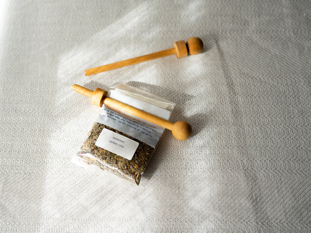 Linden stopper clip sealing a bag of tea on a cloth / セイヨウシナノキのストッパークリップでお茶の袋を閉じた様子