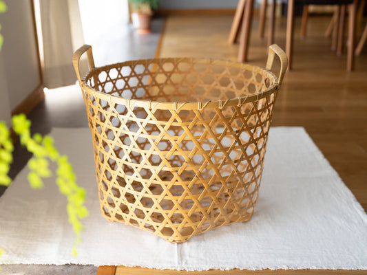 White bamboo laundry basket “Mutsume Weave” / 白竹の六つ目ランドリーバスケット