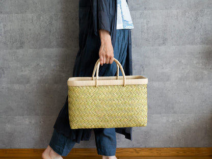 Suzutake bamboo market basket with rattan handle being carried / すず竹の市場かご（籐巻き手）を手に持った様子