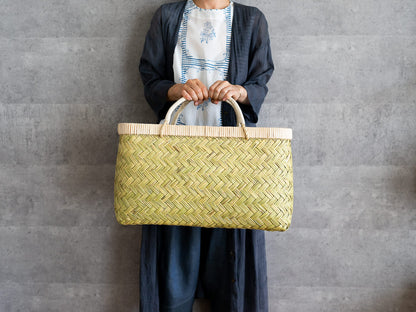 Suzutake bamboo market basket with rattan handle being held / すず竹の市場かご（籐巻き手）を手に持った様子