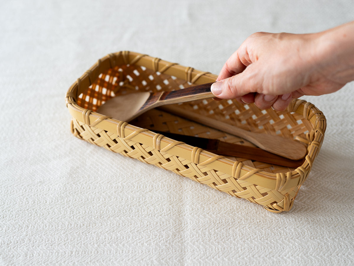 White bamboo cutlery case with cutlery being placed inside / 白竹のカトラリーケースにカトラリーを入れている様子