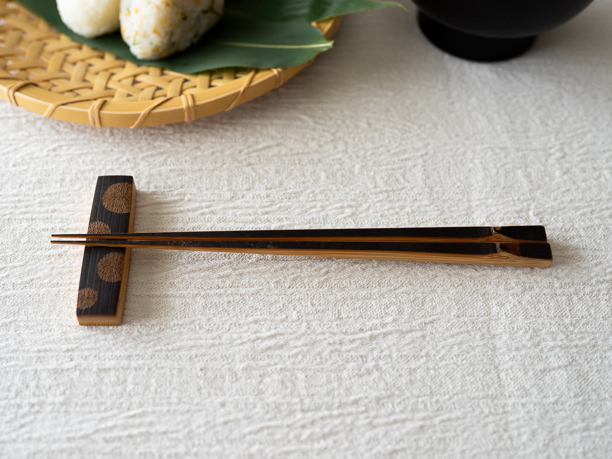 Smoked bamboo chopsticks on a chopstick rest / 炭竹の箸を箸置きに置いた様子