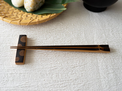 Smoked bamboo chopsticks on a chopstick rest / 炭竹の箸を箸置きに置いた様子