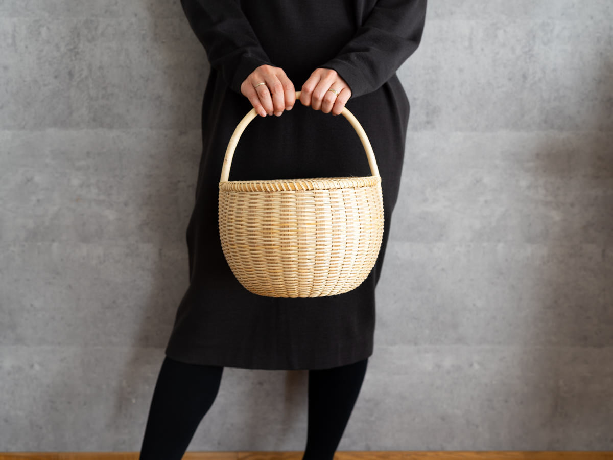 Willow and oak round basket “Sphere” being held / やなぎ×オークの丸バスケット “Sphere” を手に持った様子