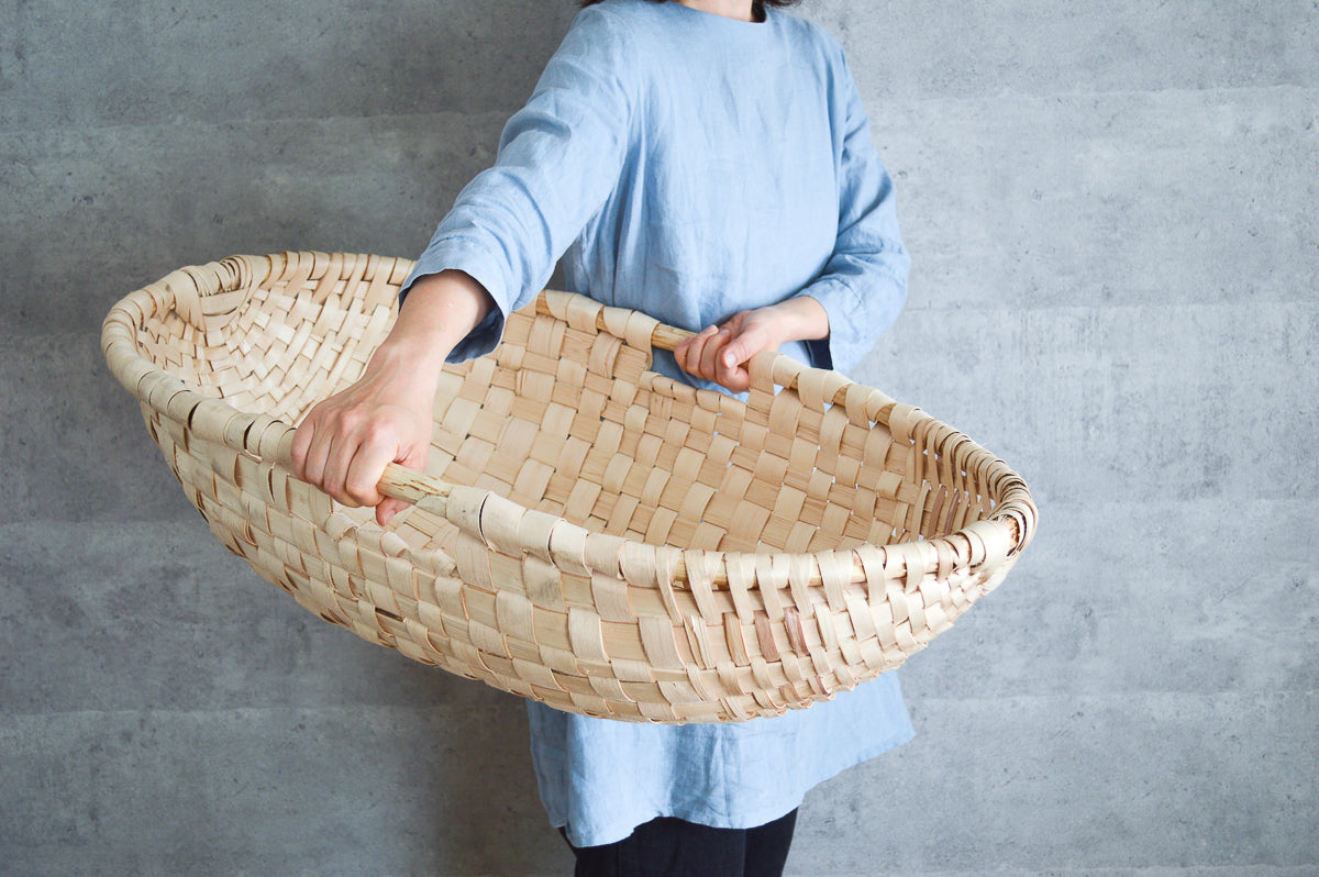 Hazel oval basket being held / ヘーゼルのオーバルバスケットを手に持った様子