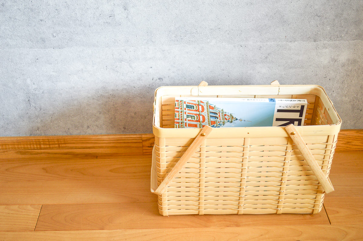 White bamboo handled storage basket with magazines / 白竹の手つき収納かごに雑誌が入っている様子