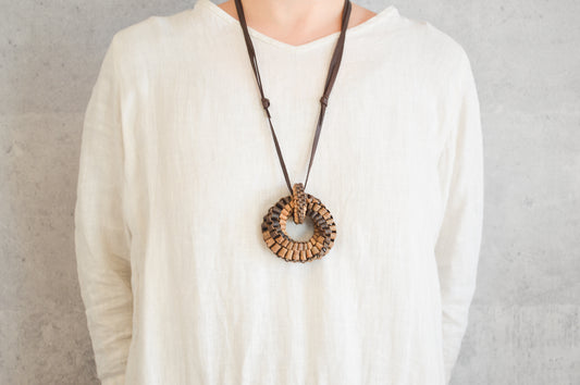 Walnut bark cobblestone ring pendant worn on chest / くるみの石畳リングペンダントを身につけている様子