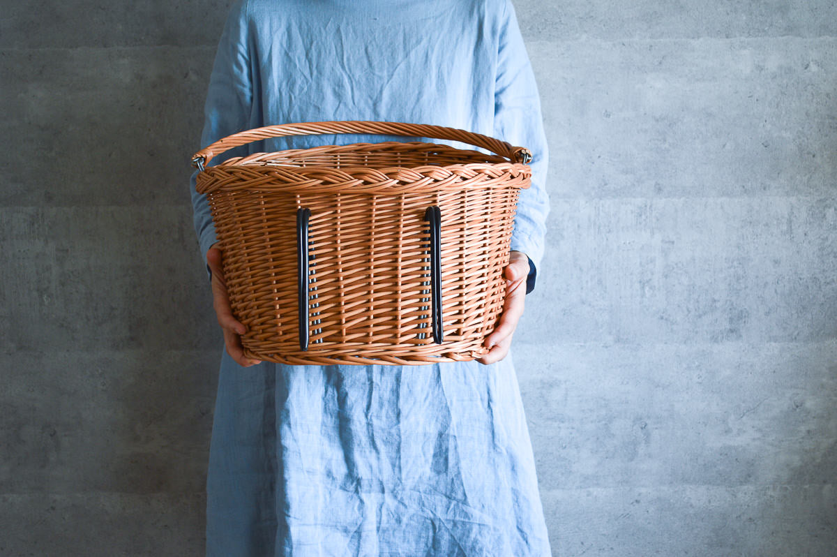 Willow bicycle basket being held / やなぎの自転車かごを手に持った様子