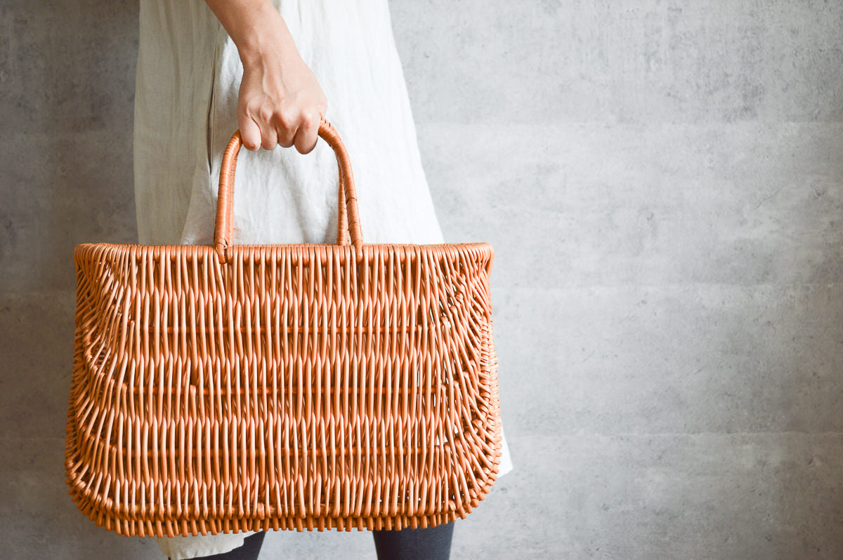Willow basket bag being held / やなぎの手提げバスケットを手に持った様子