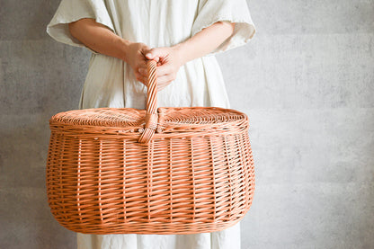 Willow lidded basket with one handle being held / やなぎの蓋つきワンハンドルバスケットを手に持った様子